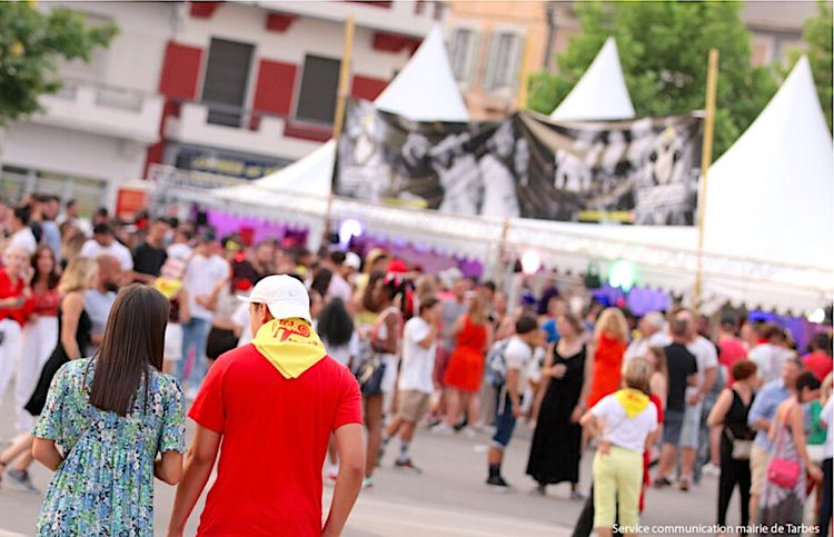 Des allures de feria à Tarbes : tous en rouge et jaune !